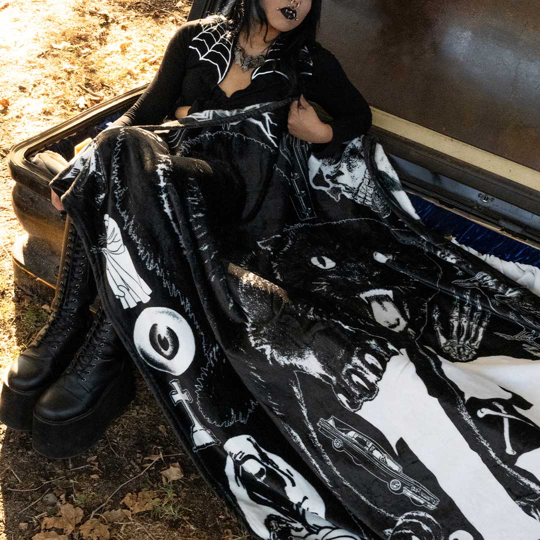 Black Cat 13 Throw Blanket - Kreepsville